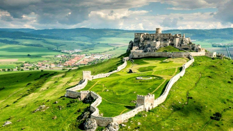 Самые красивые заброшенные дворцы и замки в мире